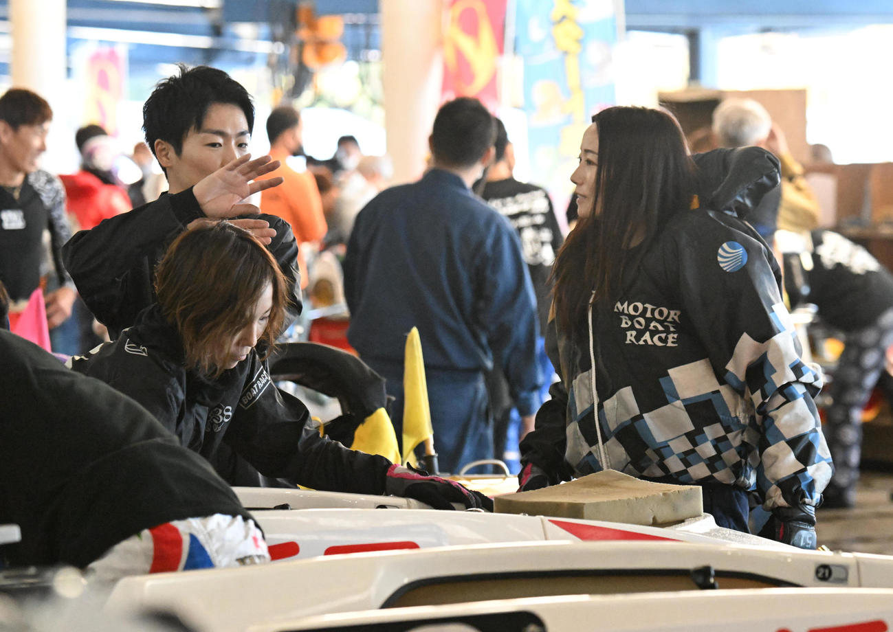 5R後、話をする浜田亜理沙と中田竜太の夫妻（撮影・和賀正仁）
