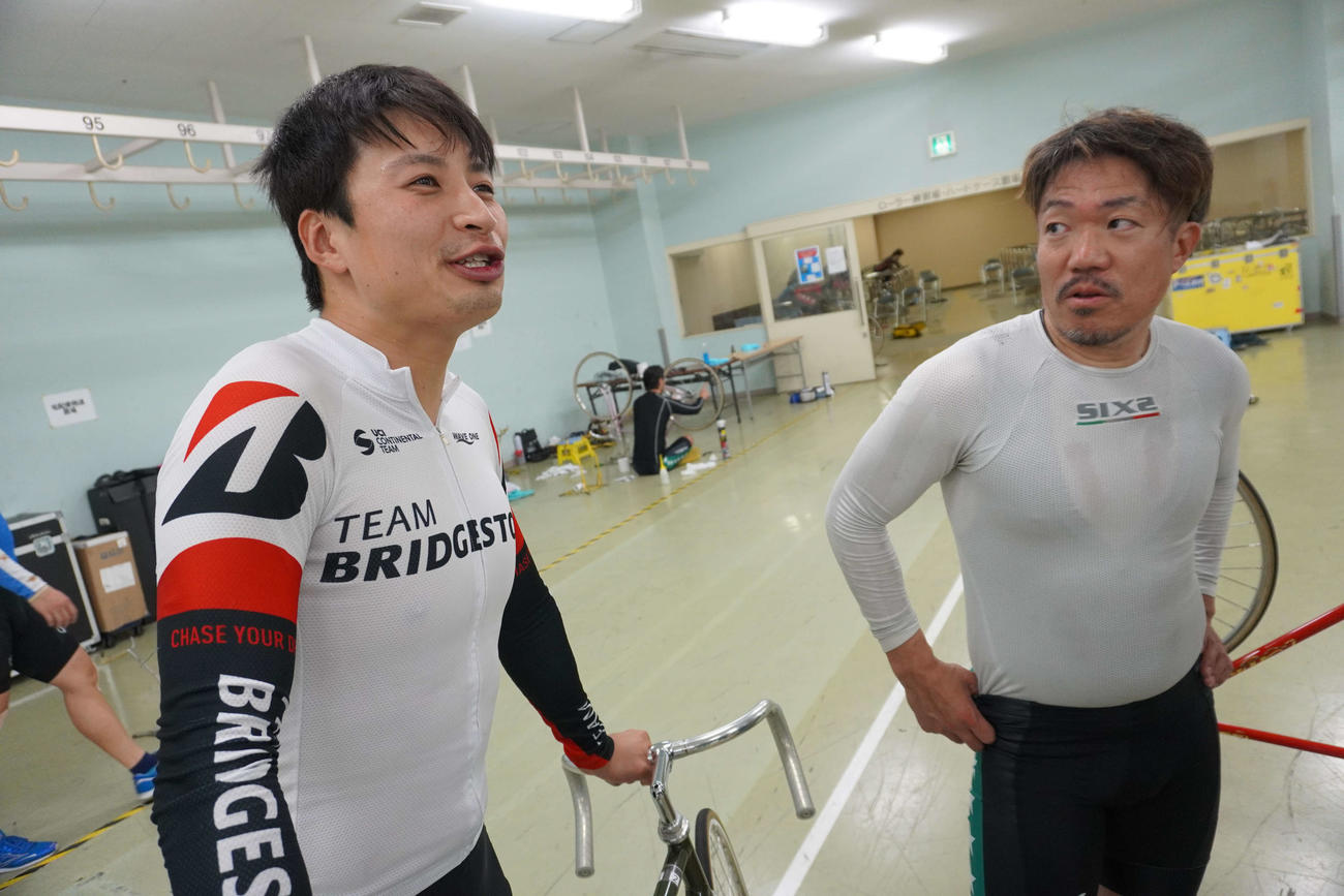 レース後、橋本英也（左）のあまりの強さにあっけにとられる西岡正一