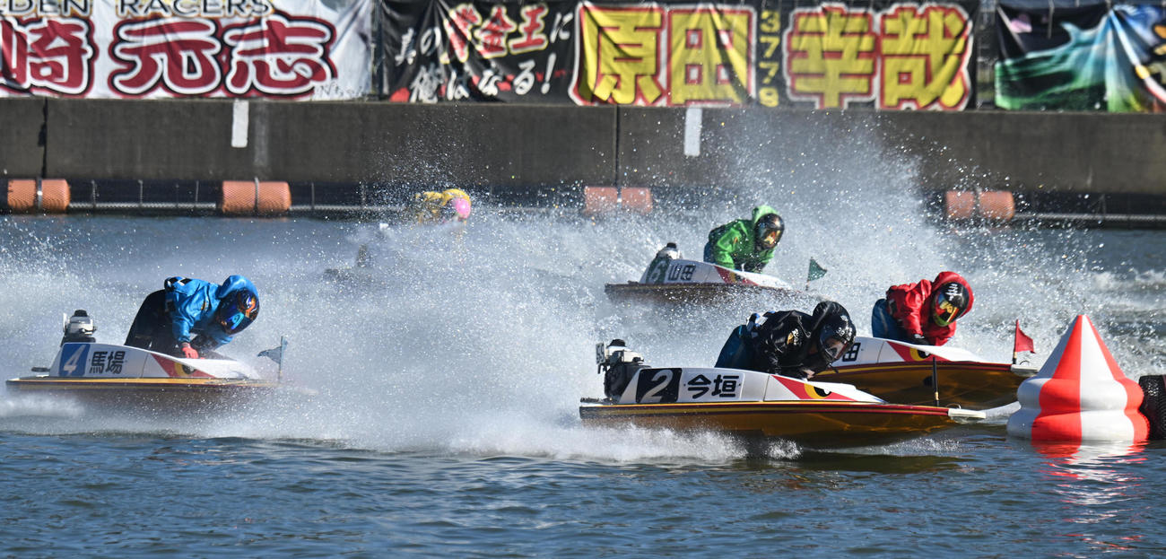 2日目2R・1周2Mをトップで旋回する今垣光太郎（手前右）