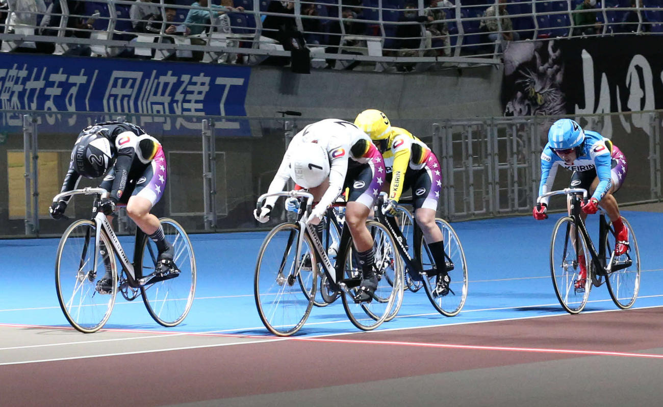 競輪祭女子王座戦の決勝を1着でゴールする梅川風子（左）と、2着・佐藤水菜（中央手前）