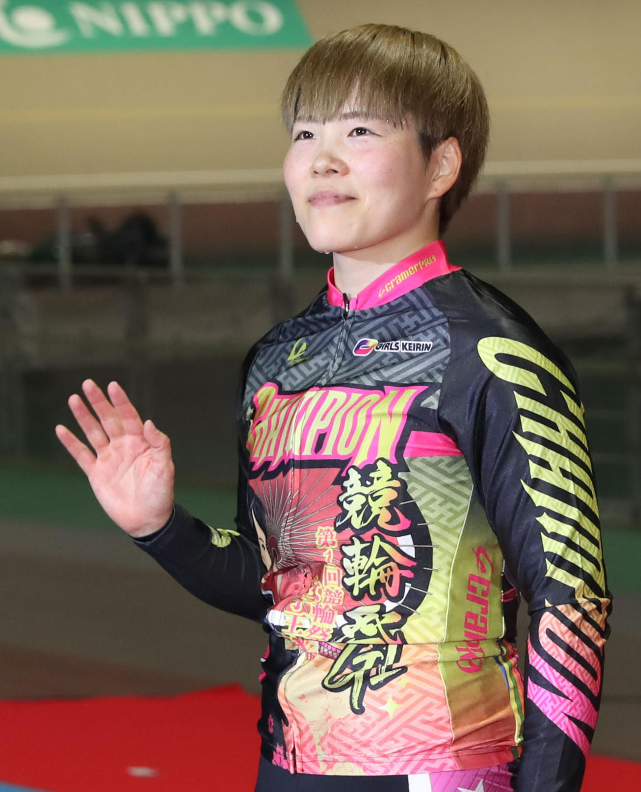 競輪祭女子王座戦を制し、ファンの声援に応える梅川風子（撮影・冨田成美）