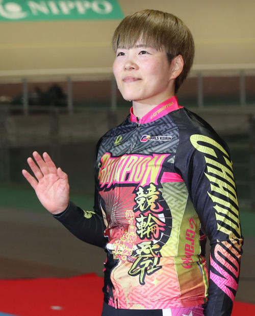 競輪祭女子王座戦を制し、ファンの声援に応える梅川風子（撮影・冨田成美）