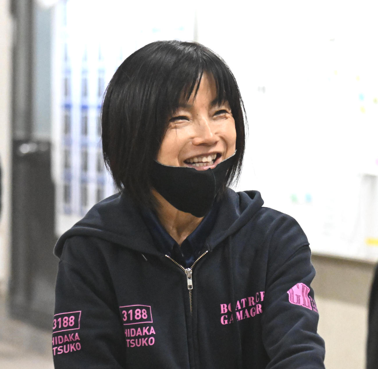 笑顔で引き揚げる日高逸子