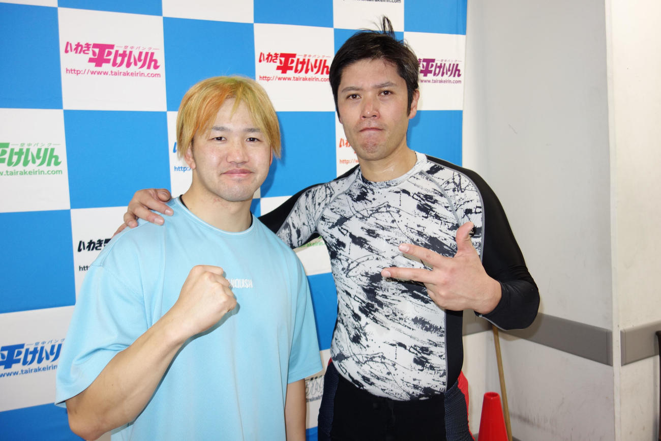 今年2回目の師弟出走で師匠の荻原尚人（右）と写真に納まる上遠野拓馬