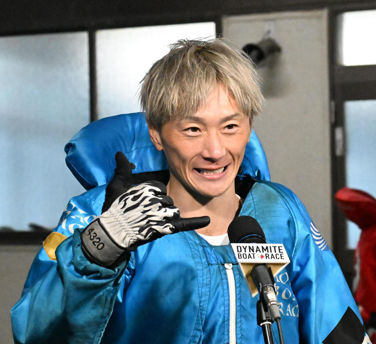 ヒーローインタビューでポーズを取る峰竜太