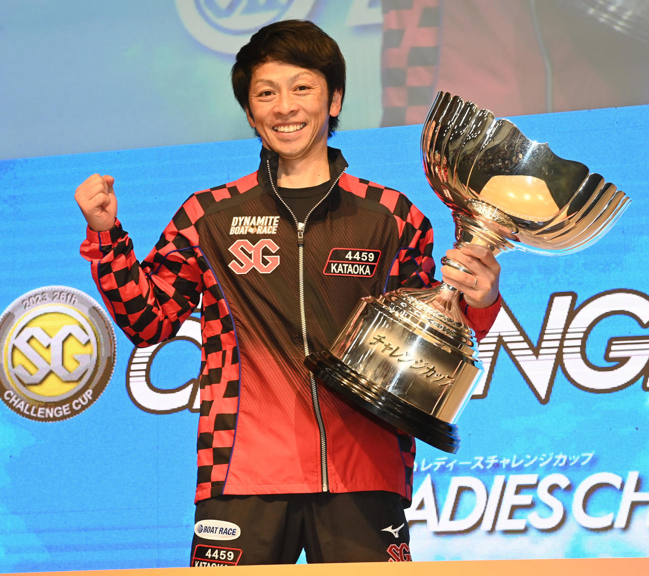 チャレンジカップを制し優勝カップを手にする片岡雅裕