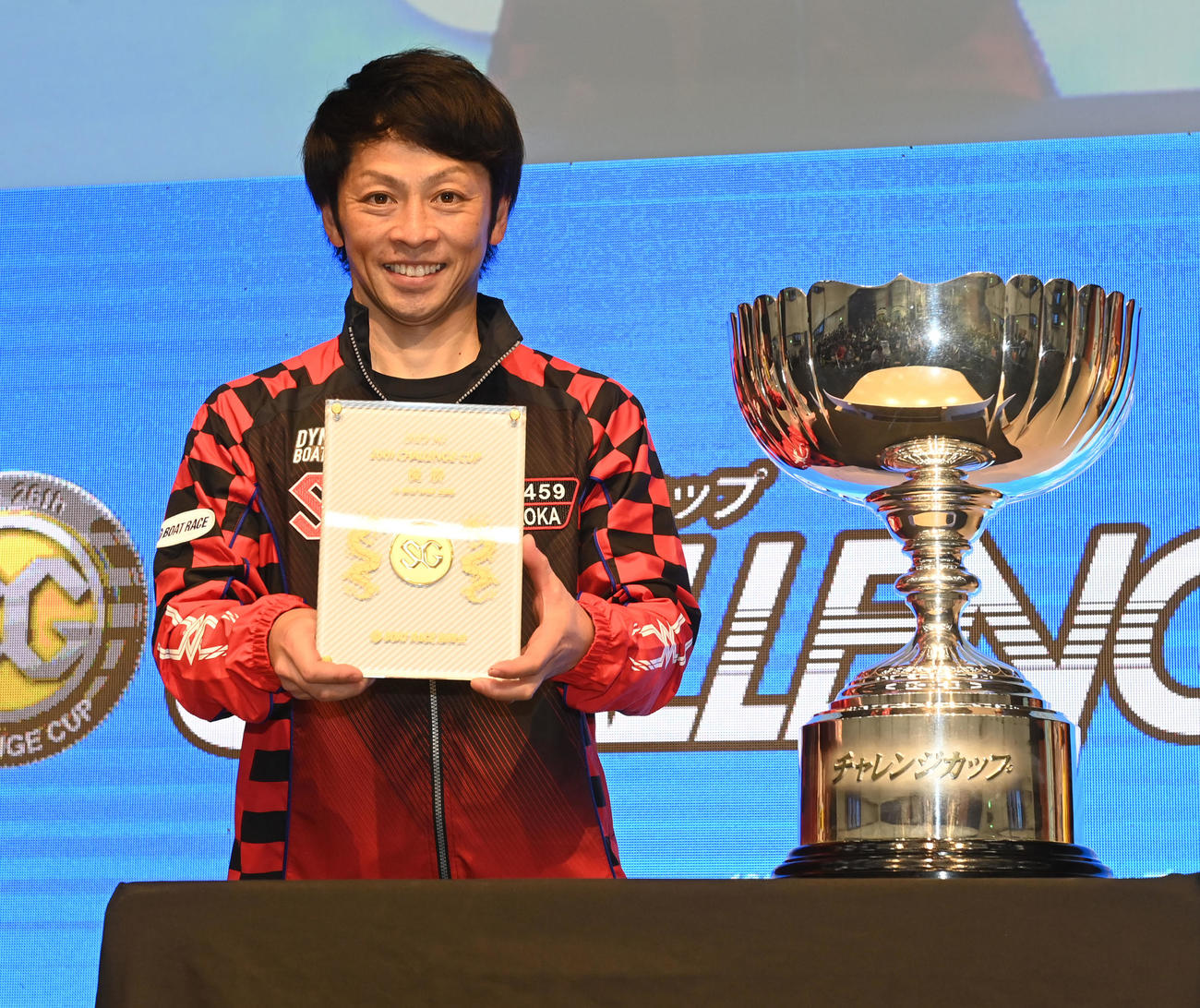 チャレンジカップを制し優勝カップと盾を手にする片岡雅裕