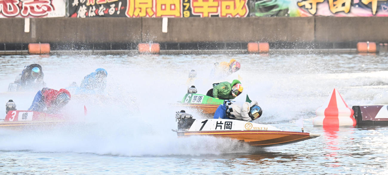 12R1周目2Mをトップで回る1着1番片岡雅裕、2着3番峰竜太、3着6番茅原悠紀
