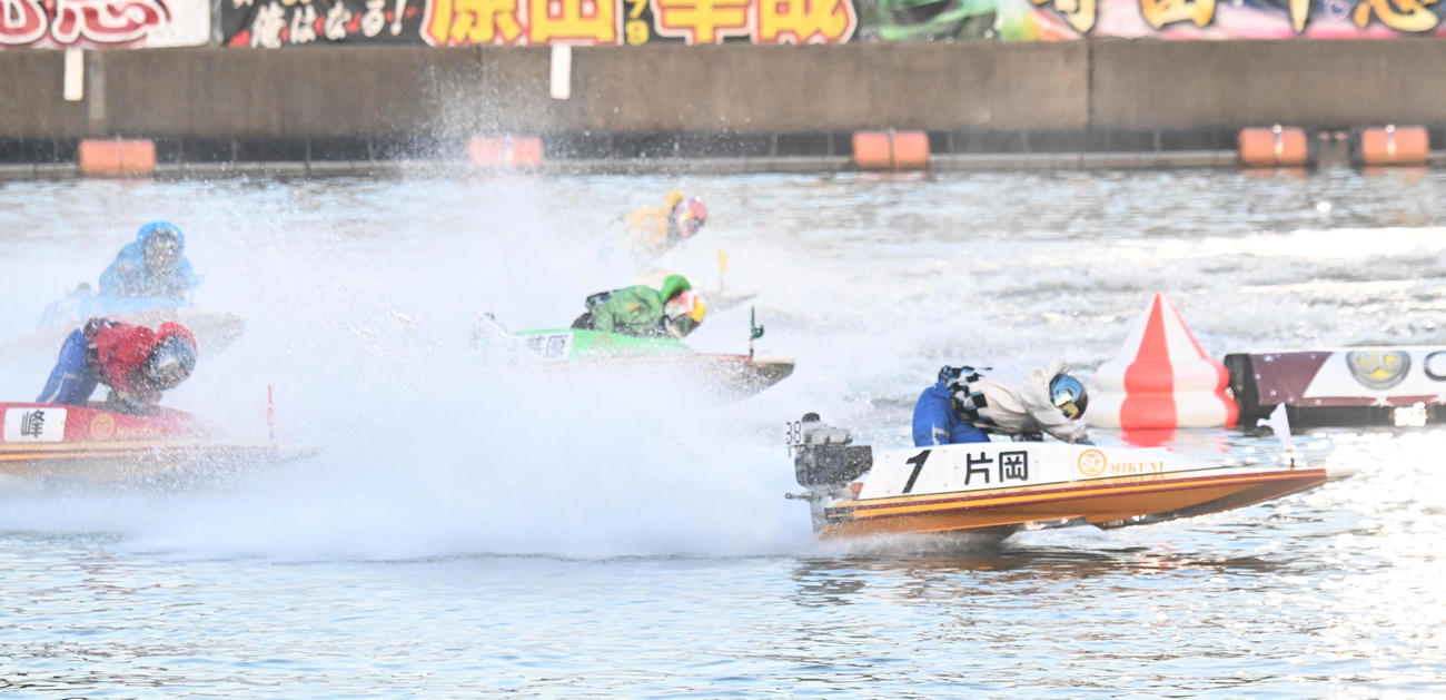 12R1周目2Mをトップで回る1着1番片岡雅裕、2着3番峰竜太、3着6番茅原悠紀