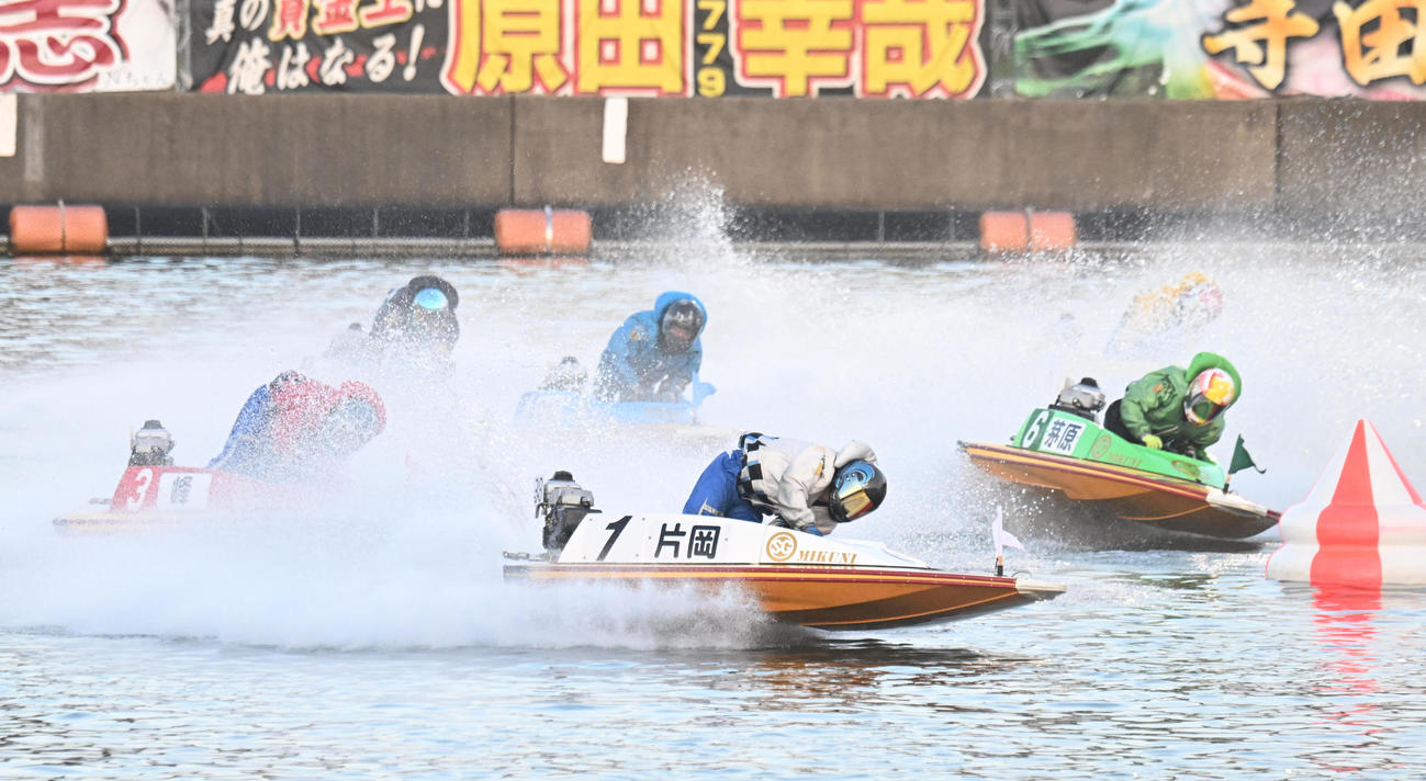 12R1周目2Mをトップで回る1着1番片岡雅裕、2着3番峰竜太、3着6番茅原悠紀
