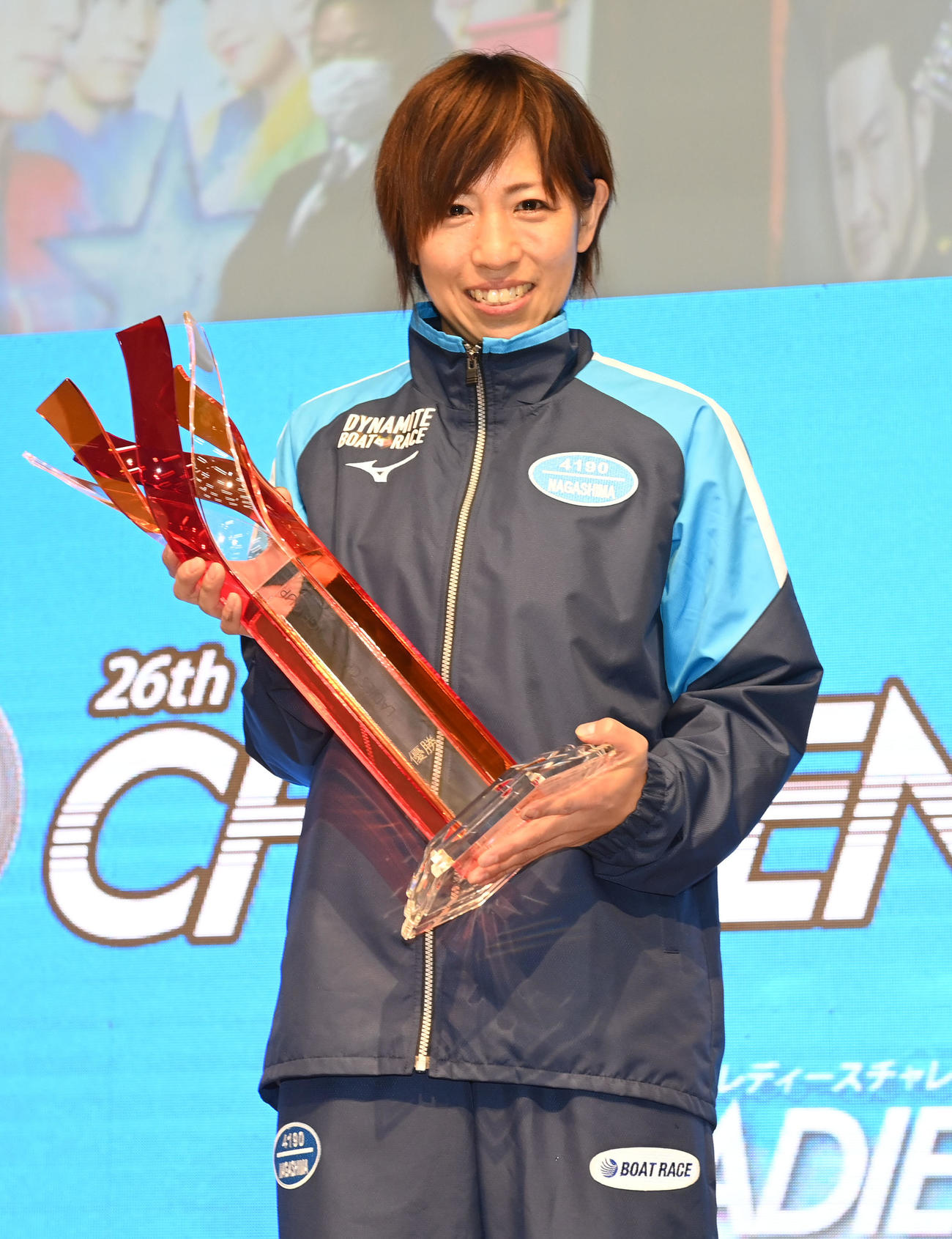レディースチャレンジカップを制し優勝トロフィーを手にする長嶋万記