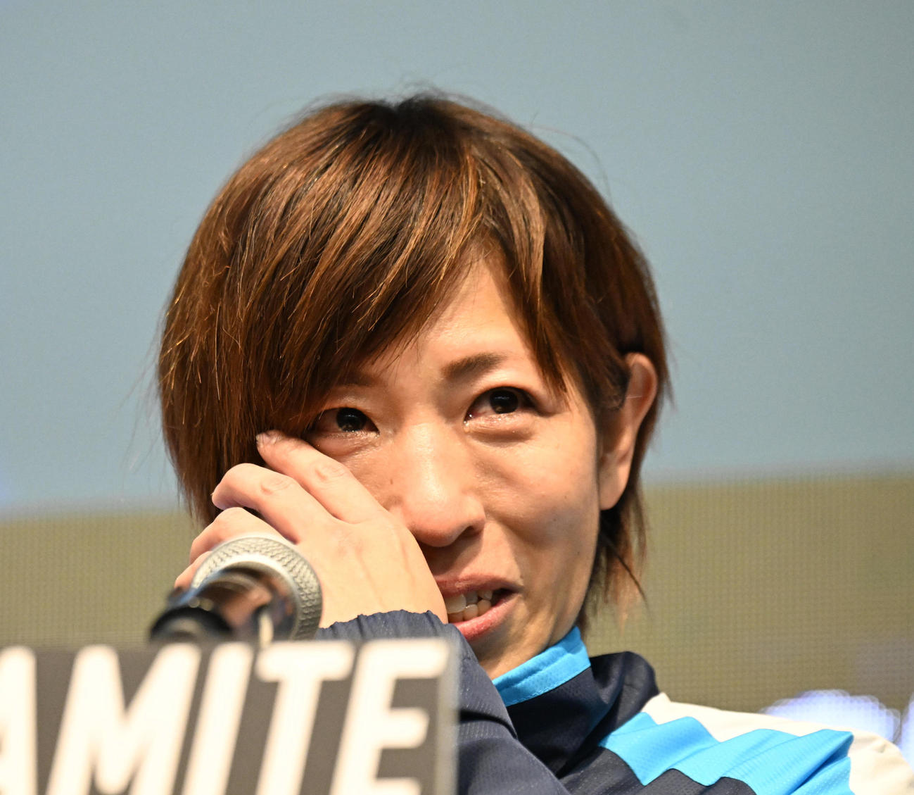 優勝インタビューで涙ぐむ長嶋万記