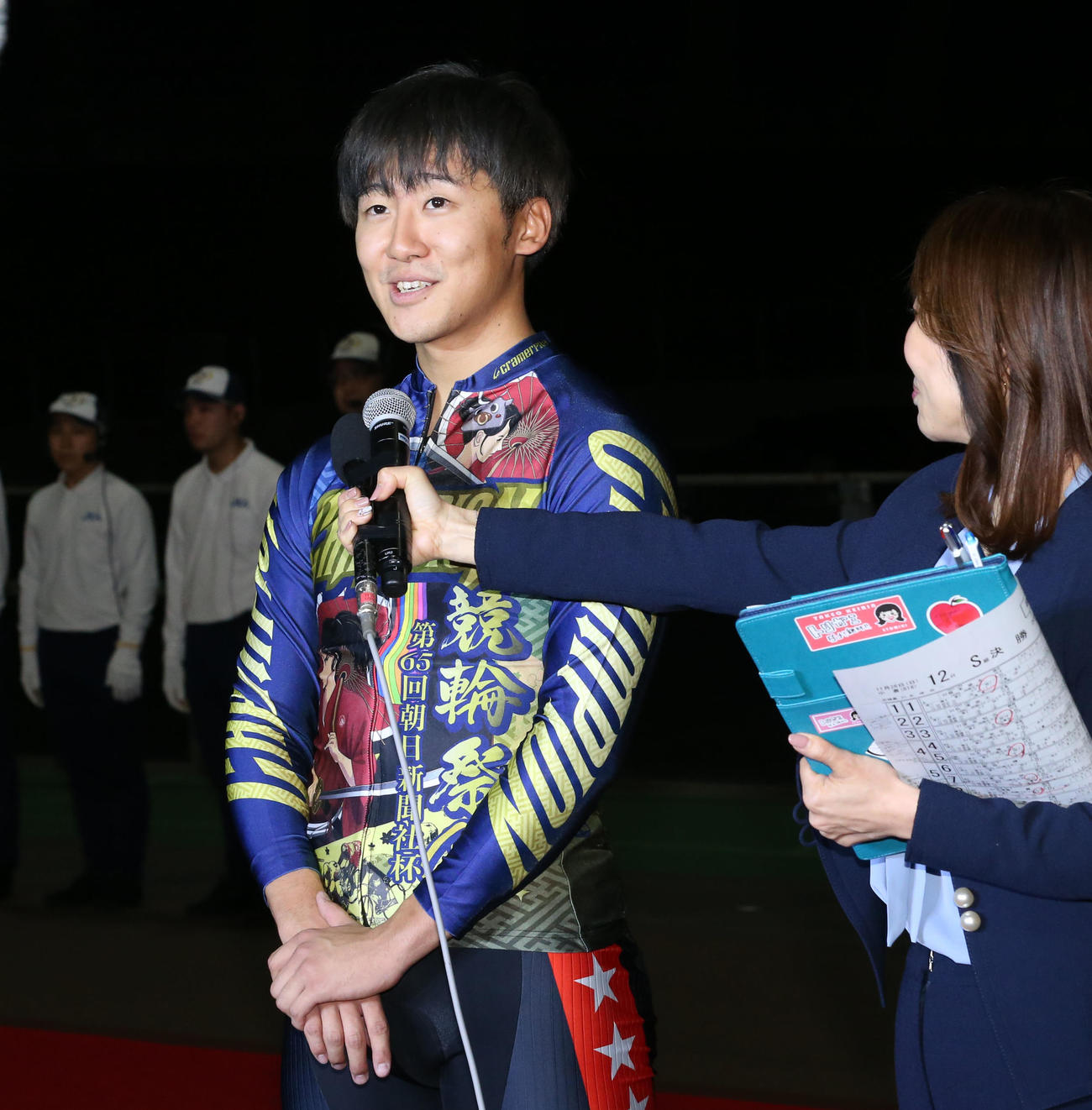 優勝した真杉匠は笑顔で質問に答える（撮影・冨田成美）