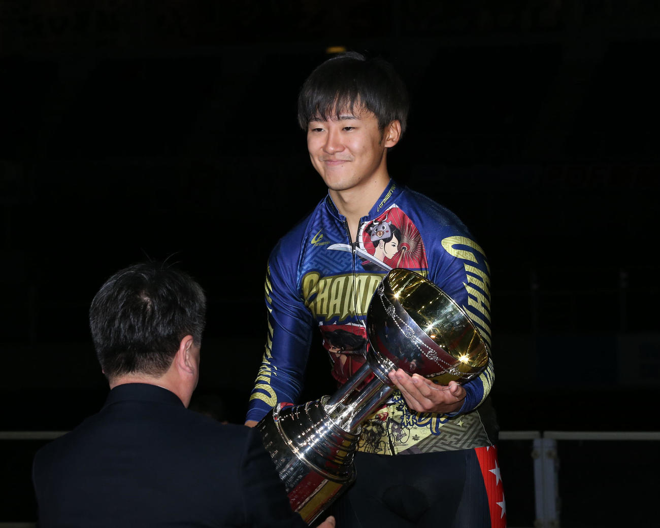 優勝した真杉匠はカップを受け取る（撮影・冨田成美）