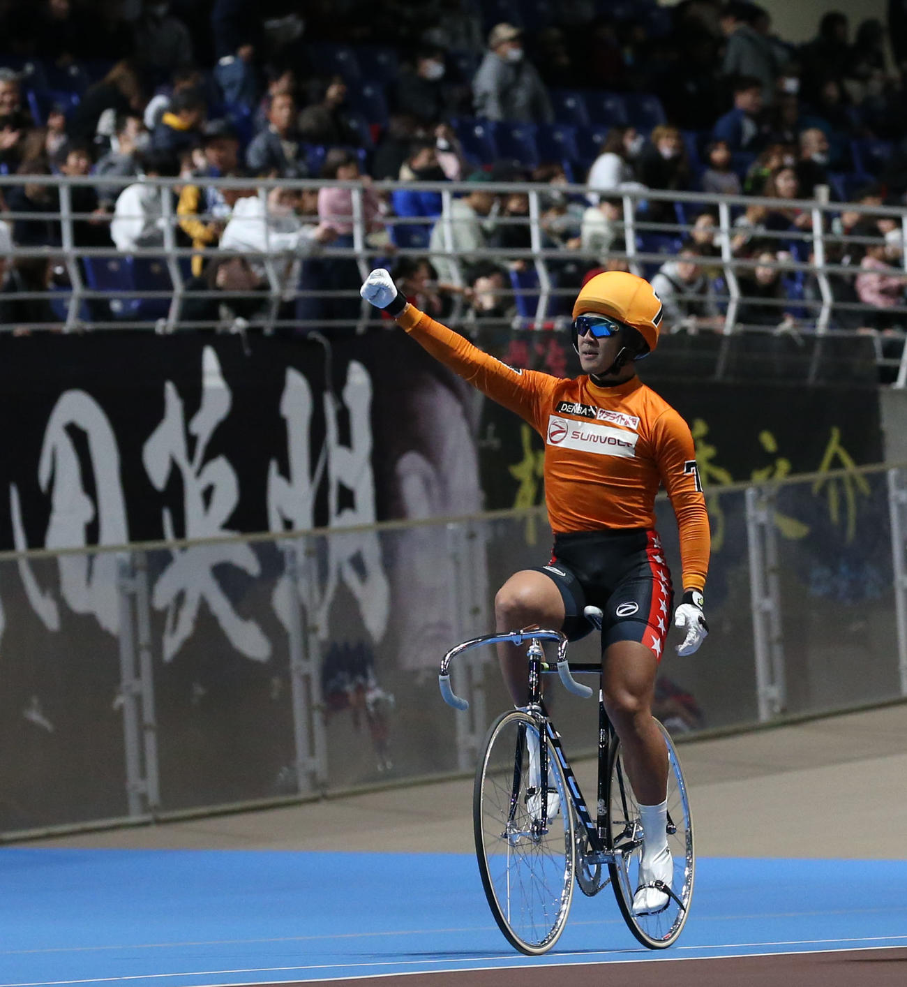 優勝しガッツポーズする真杉匠（撮影・冨田成美）