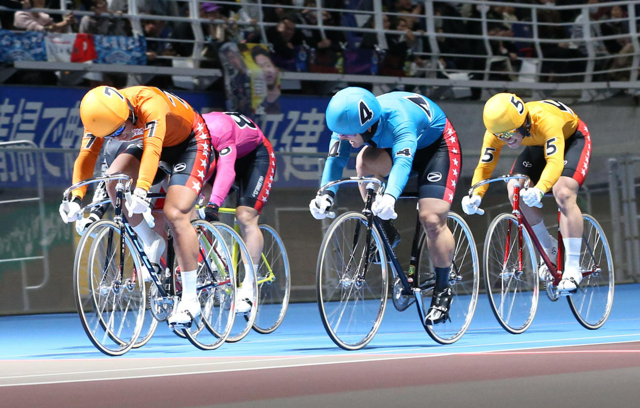 競輪祭・決勝を1着でゴールする（7）真杉匠、2着（4）松井宏佑（撮影・冨田成美）