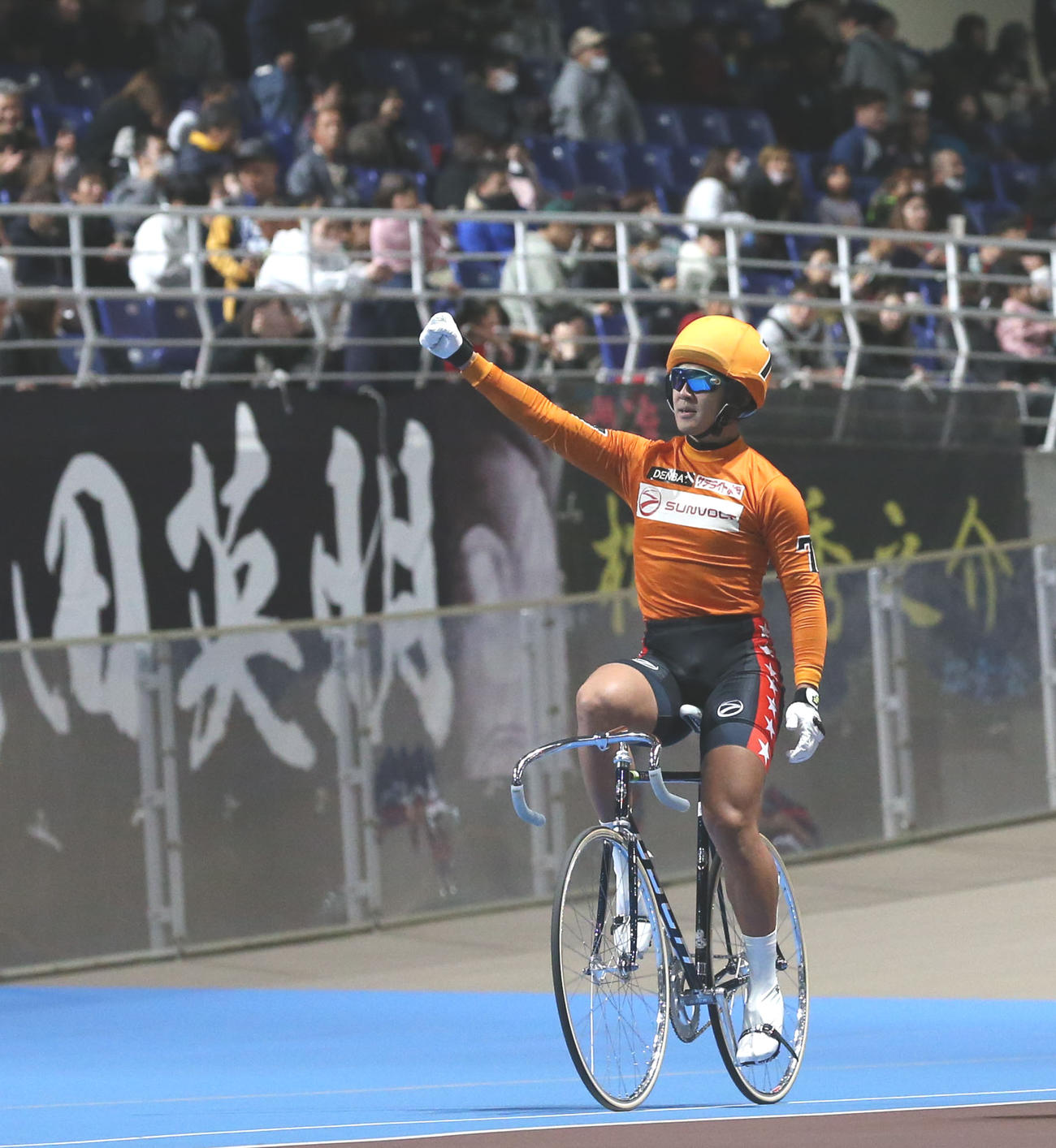 競輪祭で優勝し、ガッツポーズする真杉匠（撮影・冨田成美）