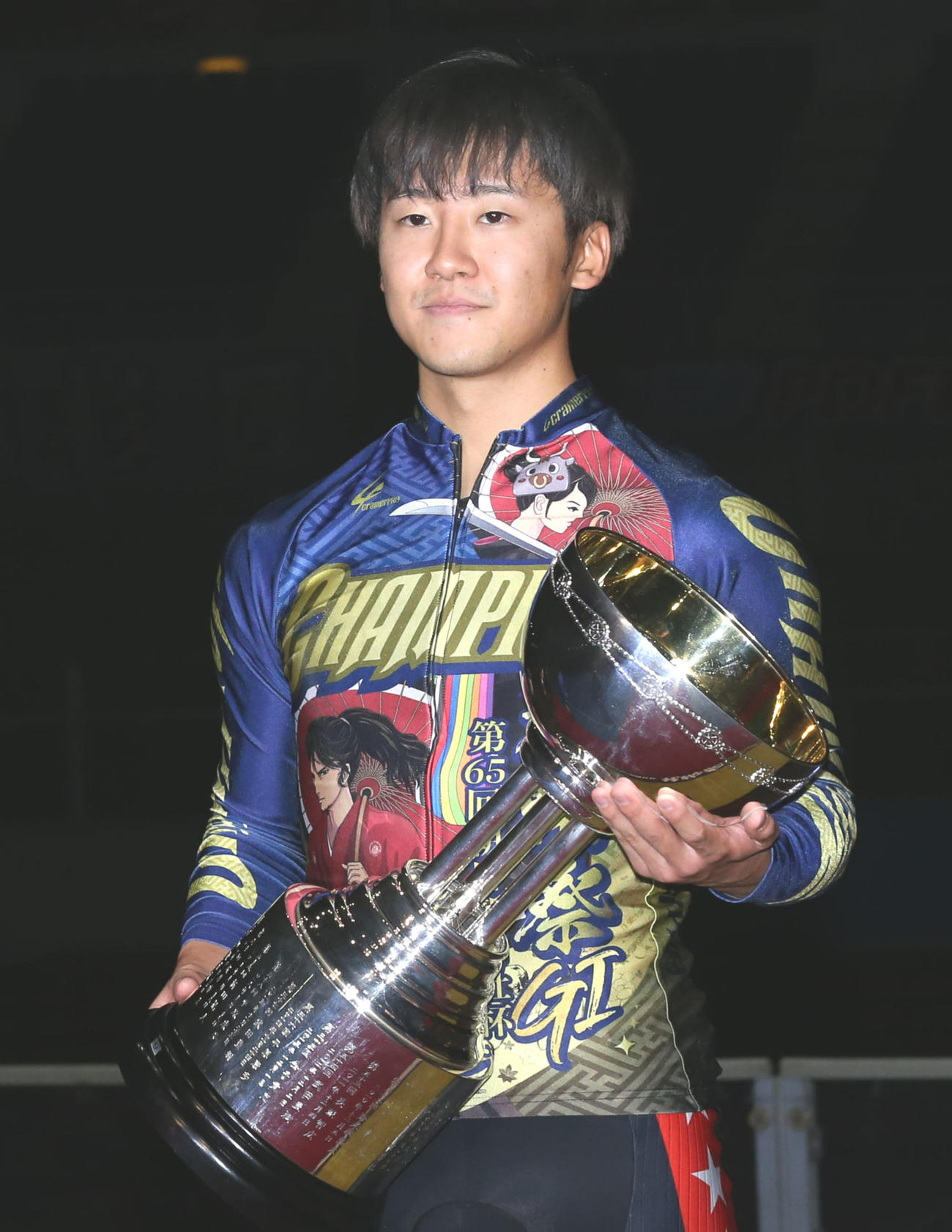 競輪祭の優勝カップを手にする真杉匠（撮影・冨田成美）