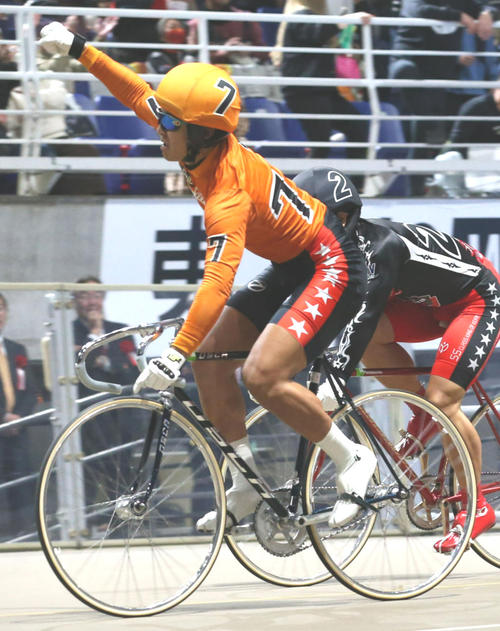 競輪祭・決勝を1着でゴールし、拳を突き上げる真杉匠（撮影・冨田成美）
