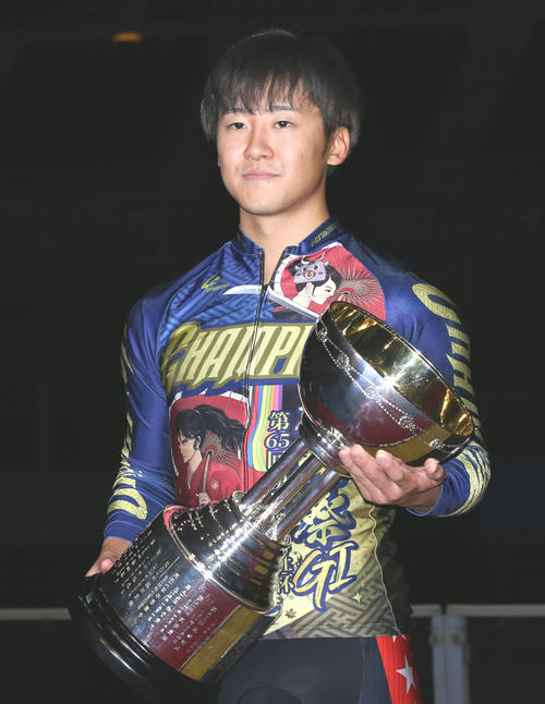 競輪祭の優勝カップを手にする真杉匠（撮影・冨田成美）