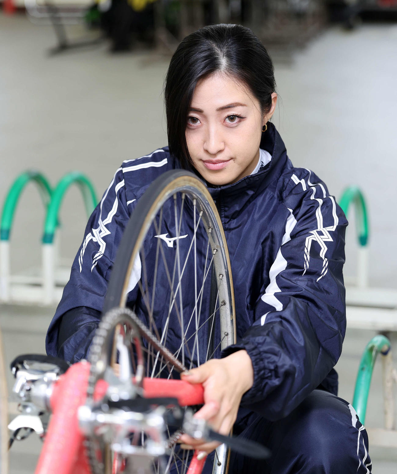 真剣な表情で自転車を調整