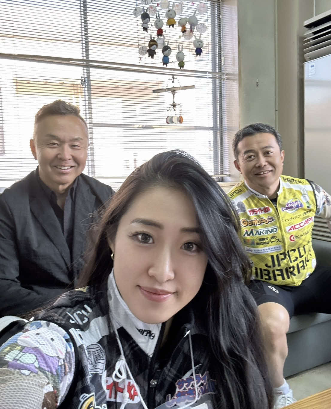 自撮りで父英雄氏（左）師匠の戸辺裕将（右）とスリーショット（本人提供）