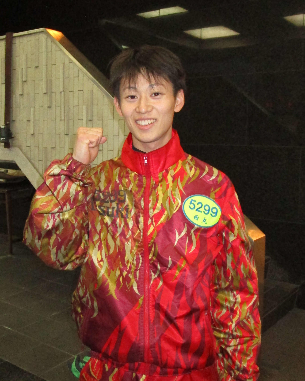 デビュー初勝利を挙げ、ガッツポーズで笑顔を見せる西丸敦基（撮影・安井雅彦）