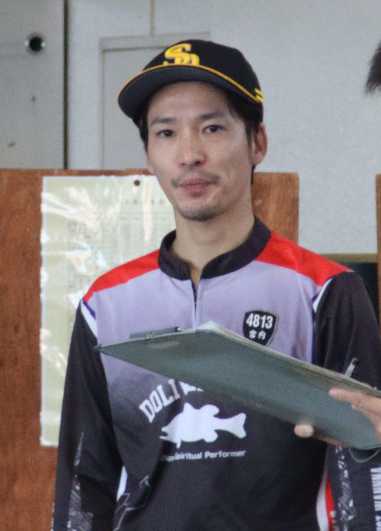 宮内直哉は福岡2日目6Rで逃げを決め、勝利者用のソフトバンクの帽子をかぶる