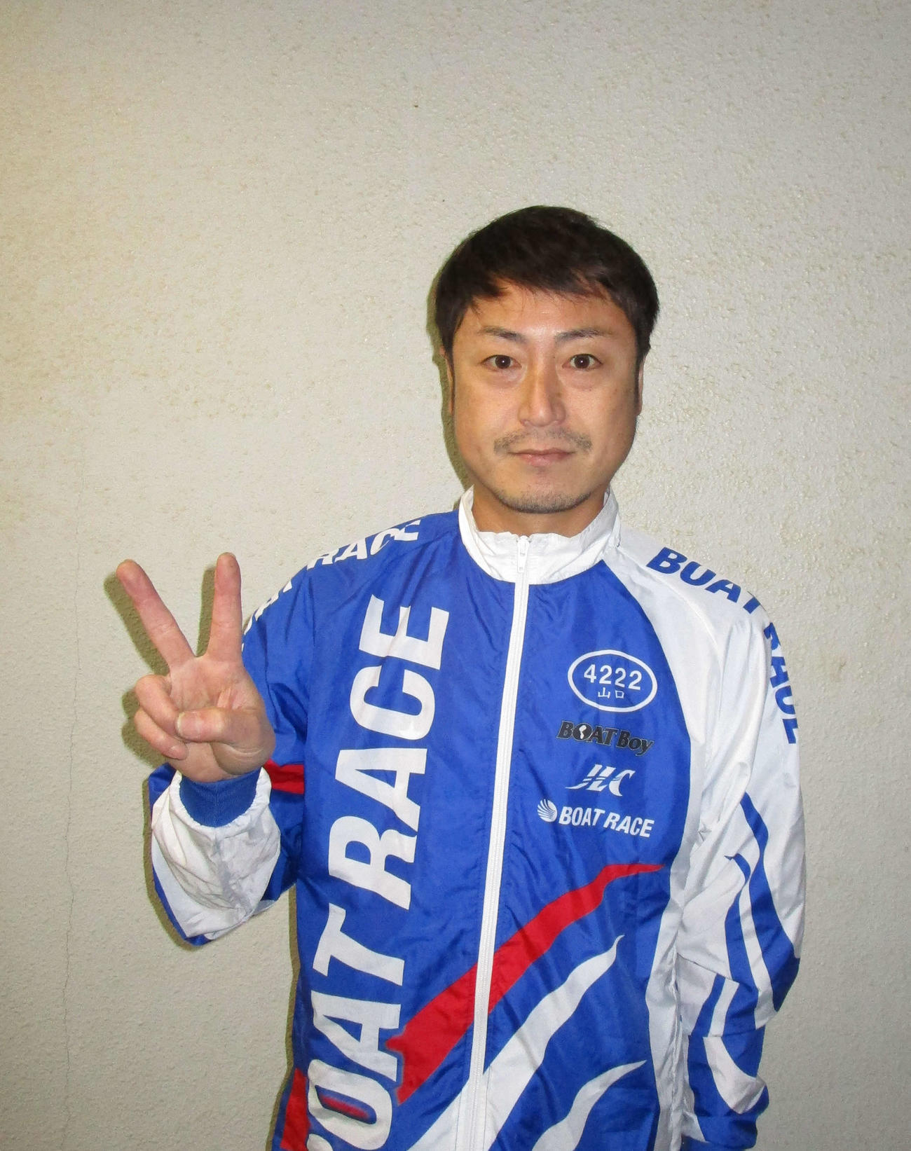 42歳の誕生日を白星で飾り、Vサインの山口高志（撮影・安井雅彦）
