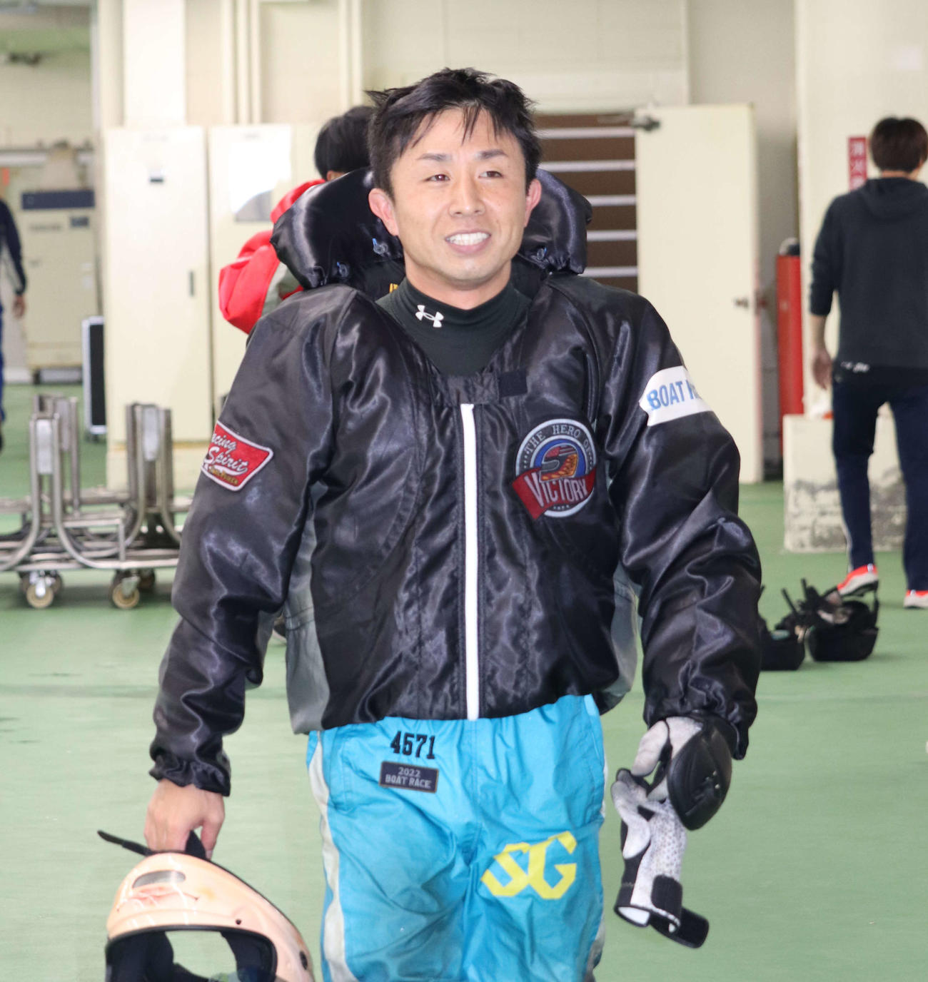 菅章哉が伸び仕様で一撃を狙う