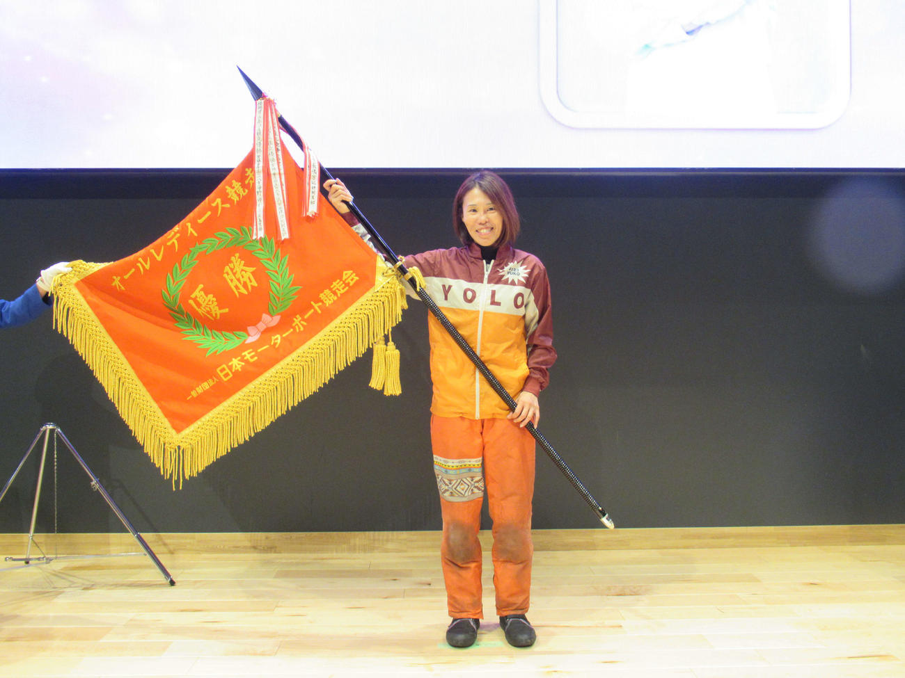 G3オールレディース優勝旗を手に笑顔の細川裕子