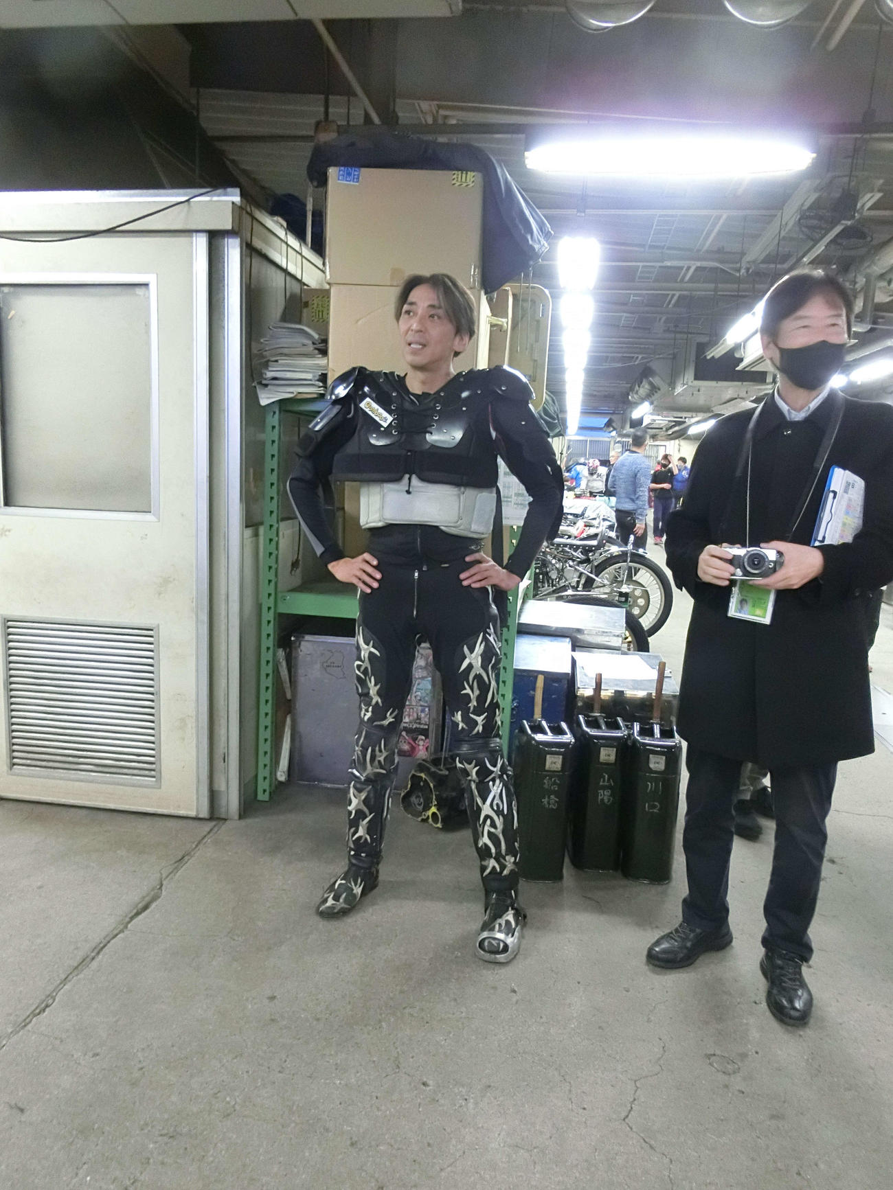 森且行はレース後にVTRで動きを確認する（撮影・海老原実）