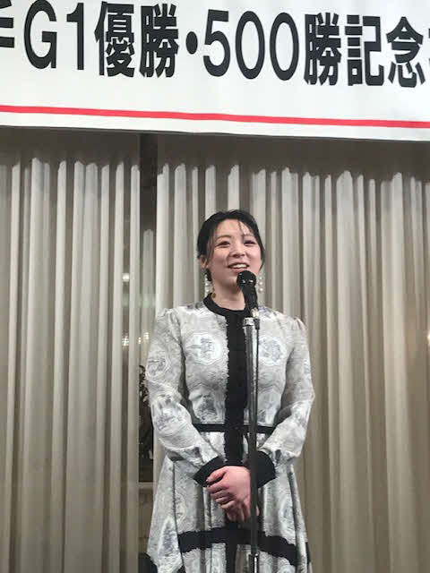壇上であいさつをする児玉碧衣
