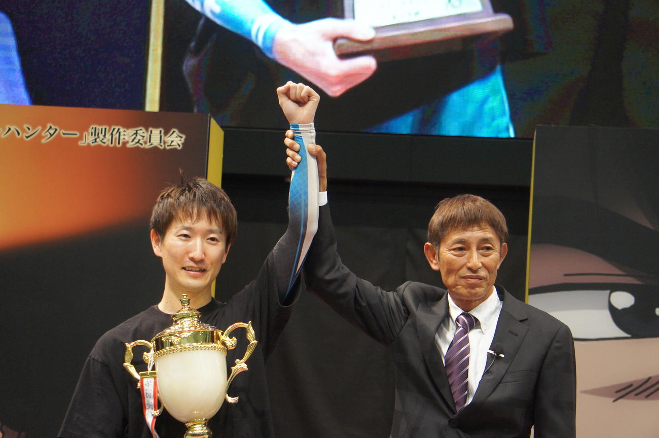 下関を初制覇した佐々木完太が今村豊氏から高々と右手を挙げられた