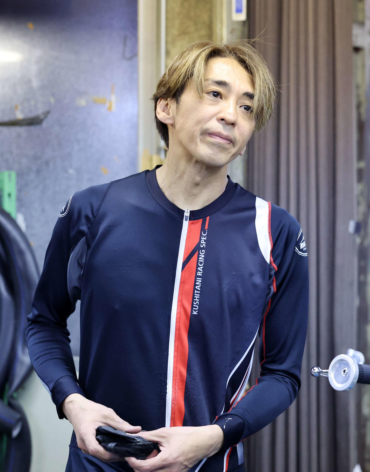 レース後、記者の質問に答える森且行（撮影・鈴木正人）