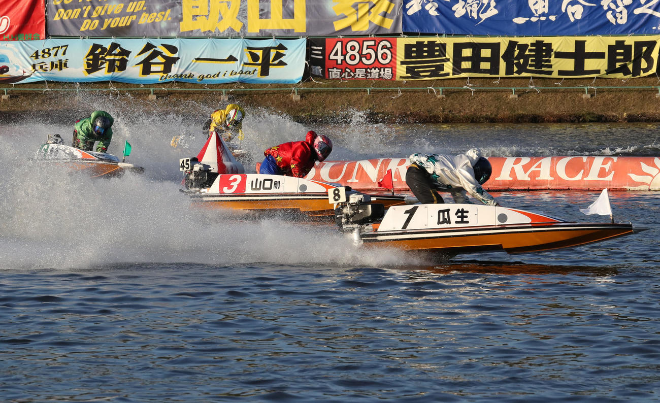 11R 1周2マーク　1着1号艇瓜生正義、2着3号艇山口剛（撮影・冨田成美）