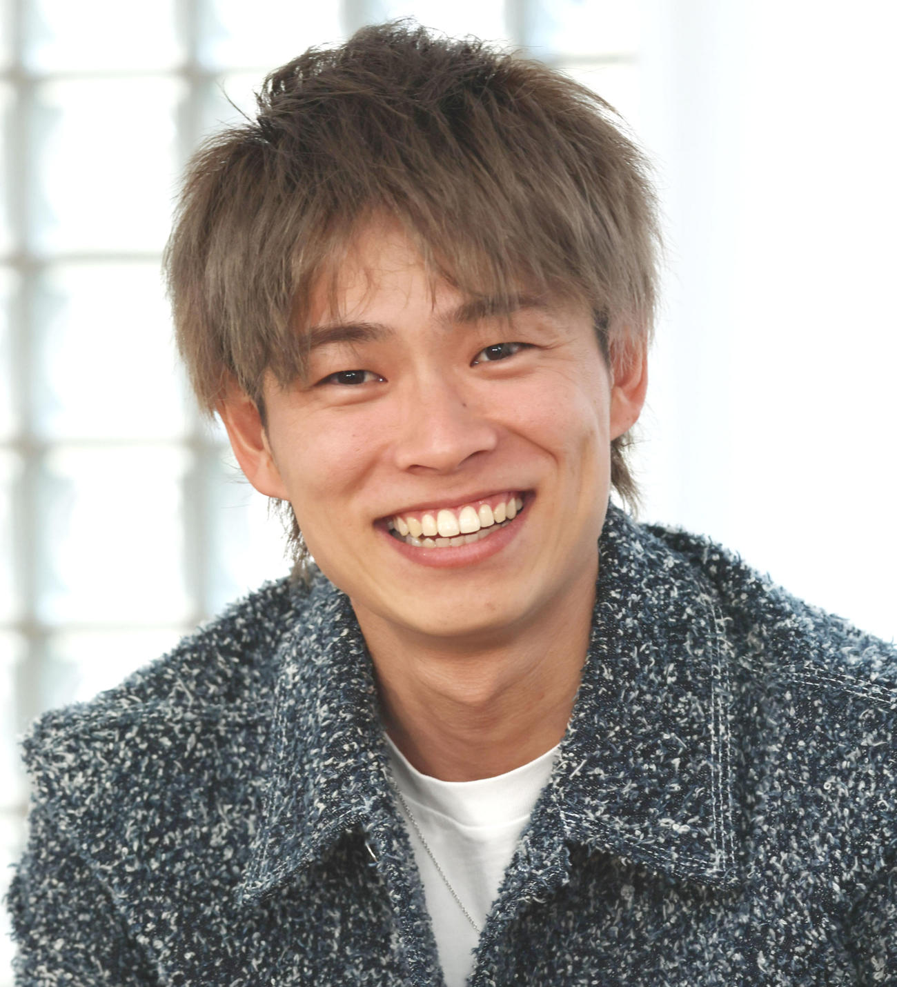 対談で笑顔を見せる山岡（撮影・加藤哉）