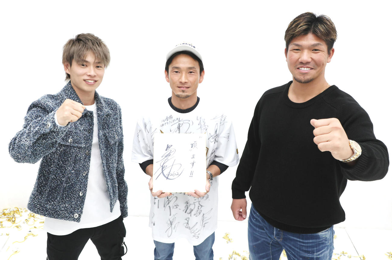 オリックスの山岡（左）、頓宮（右）からエールを受ける馬場貴也（撮影・加藤哉）