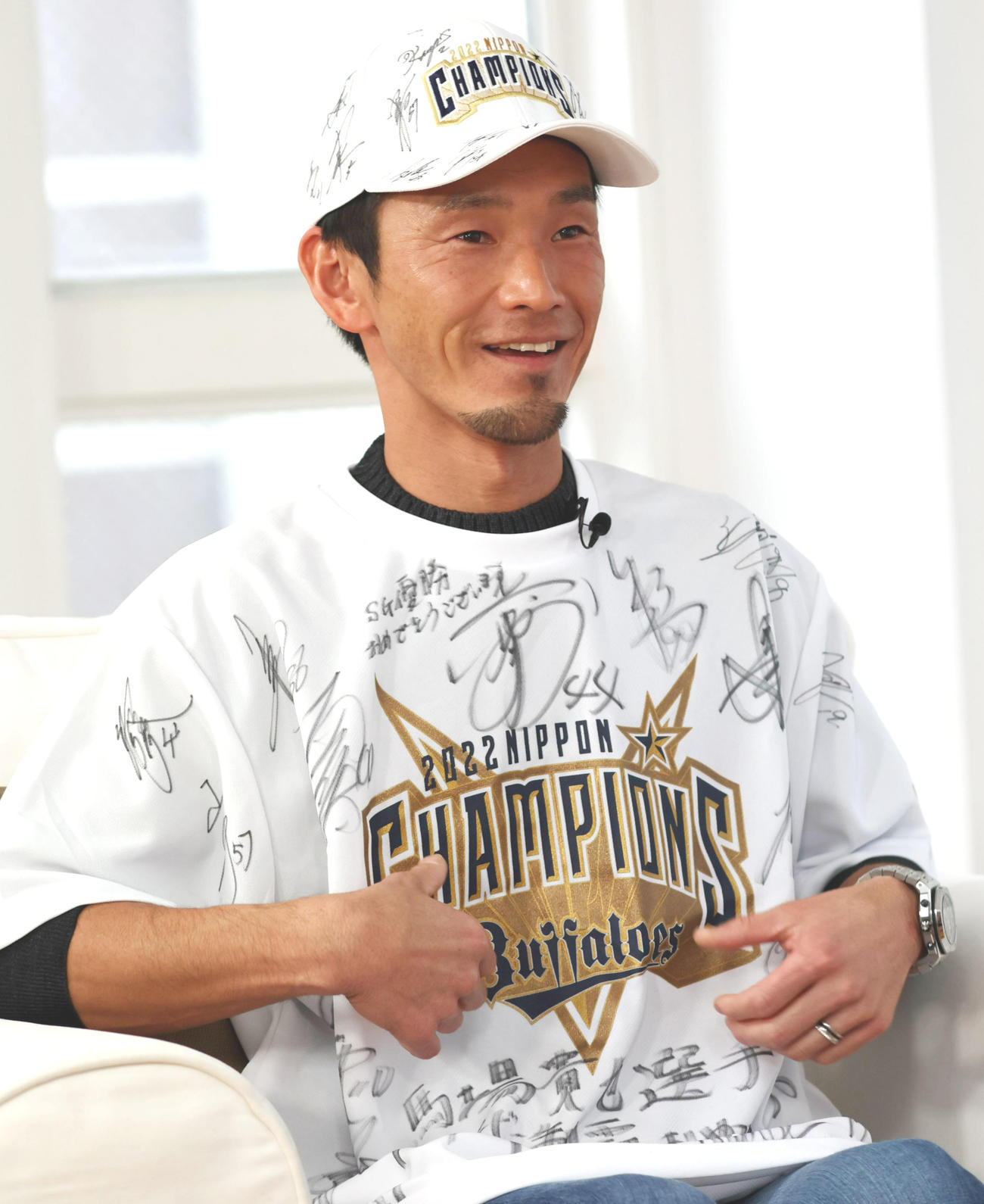 オリックスナインのサイン入りTシャツと帽子をかぶる馬場貴也（撮影・加藤哉）