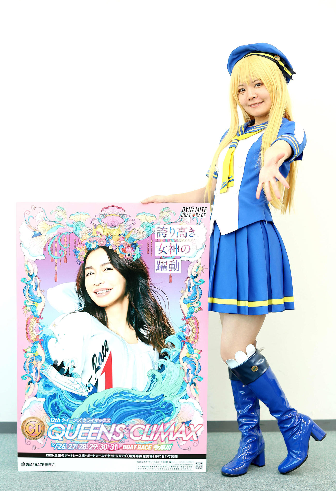 多摩川ボートレース「G1クイーンズクライマックス」をPRするコスプレーヤーの深月りんさん（撮影・河田真司）