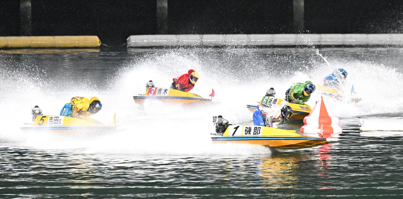 準優10レース　1周目2マークをトップでまわる1号艇磯部誠、2着吉田拡郎、3着池田浩二（撮影・和賀正仁）