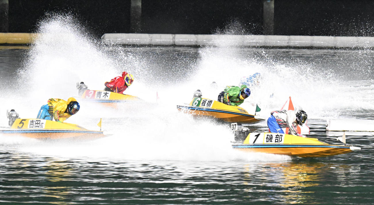 準優10レース　1周目2マークをトップでまわる1号艇磯部誠、2着吉田拡郎、3着池田浩二（撮影・和賀正仁）