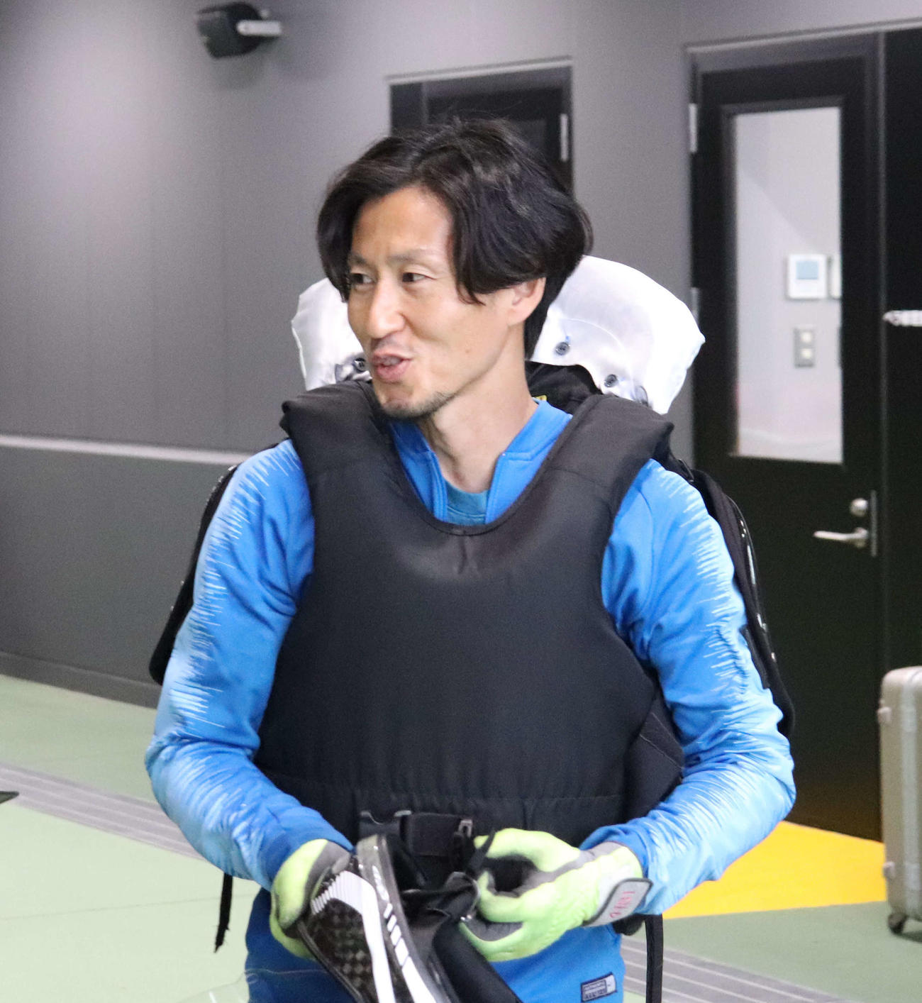 新しくなった競技棟で取材を受ける花本夏樹三重支部長