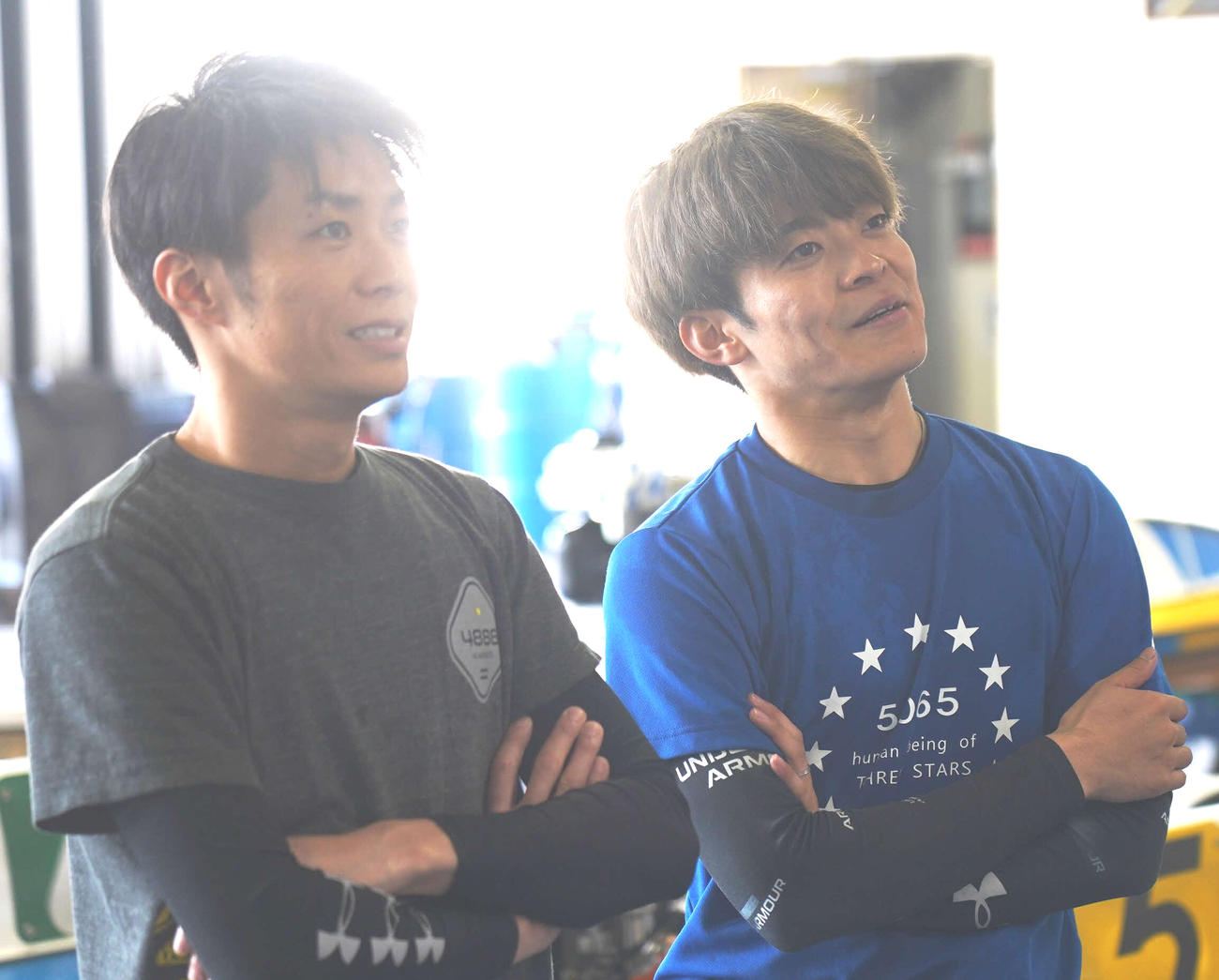 伊久間陽優（右）はVTRを見て金児隆太から助言を受ける