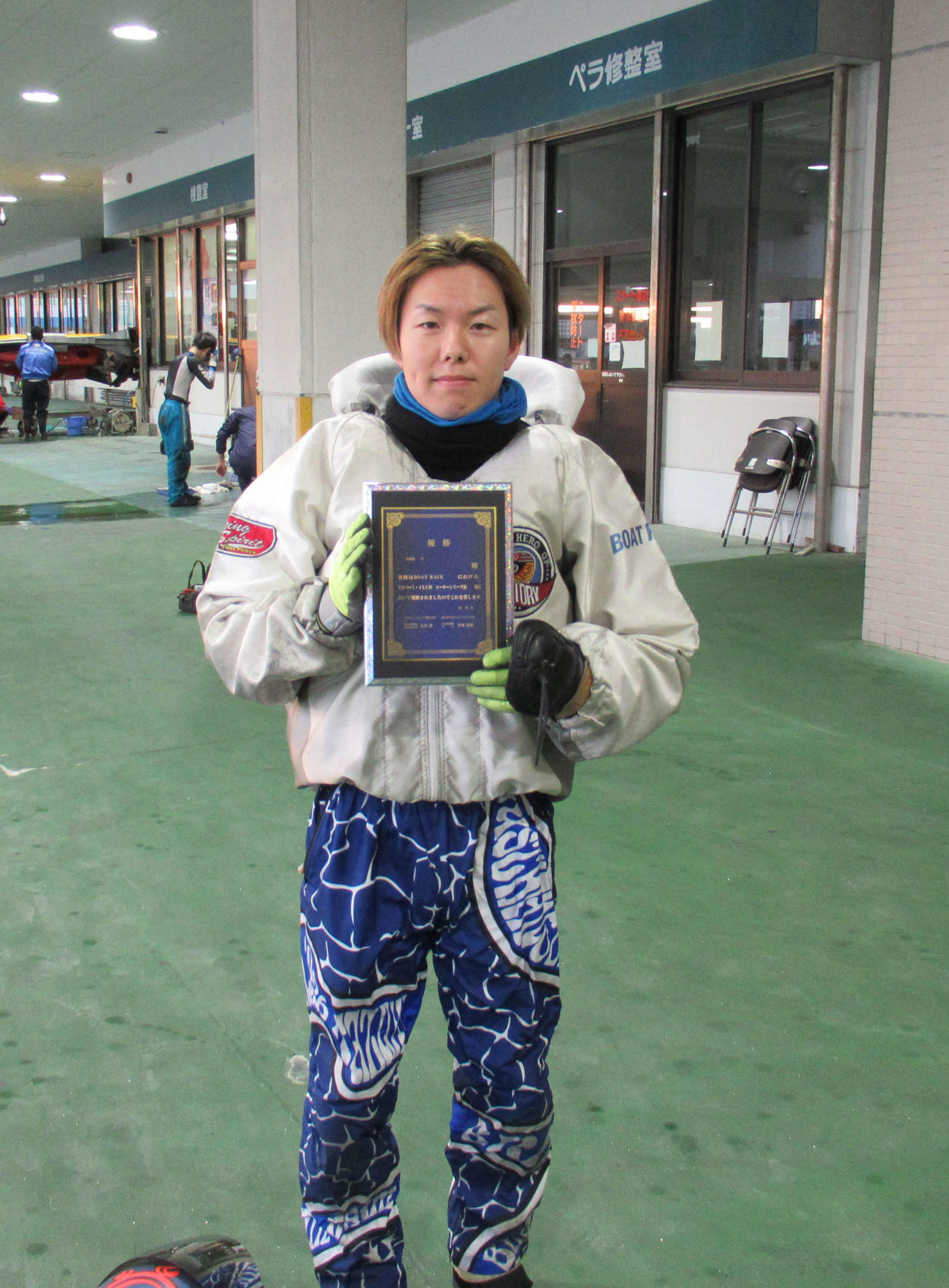 優勝した井上一輝は記念盾を手に笑顔