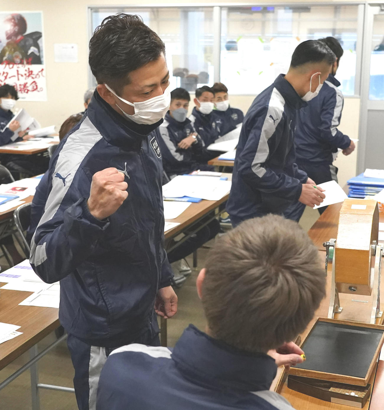 エンジン抽選で意中の88号機を引き当てガッツポーズを見せる石野貴之