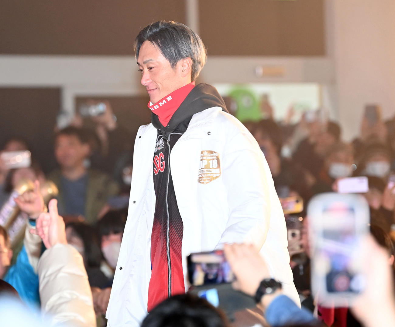 オープニングセレモニーでファンの声援を受け入場する峰竜太（撮影・前岡正明）