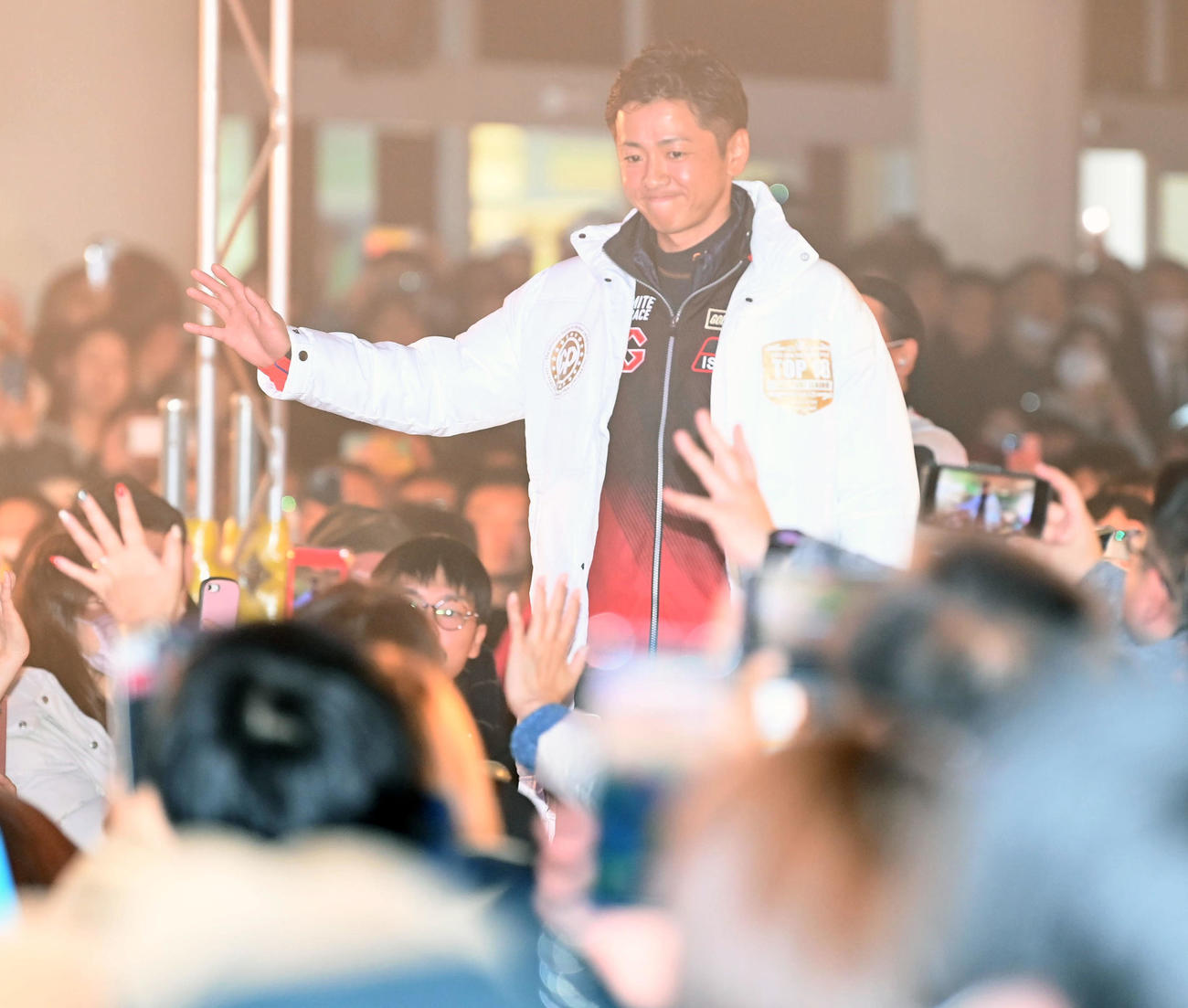 オープニングセレモニーでファンの声援を受け入場する石野貴之（撮影・前岡正明）