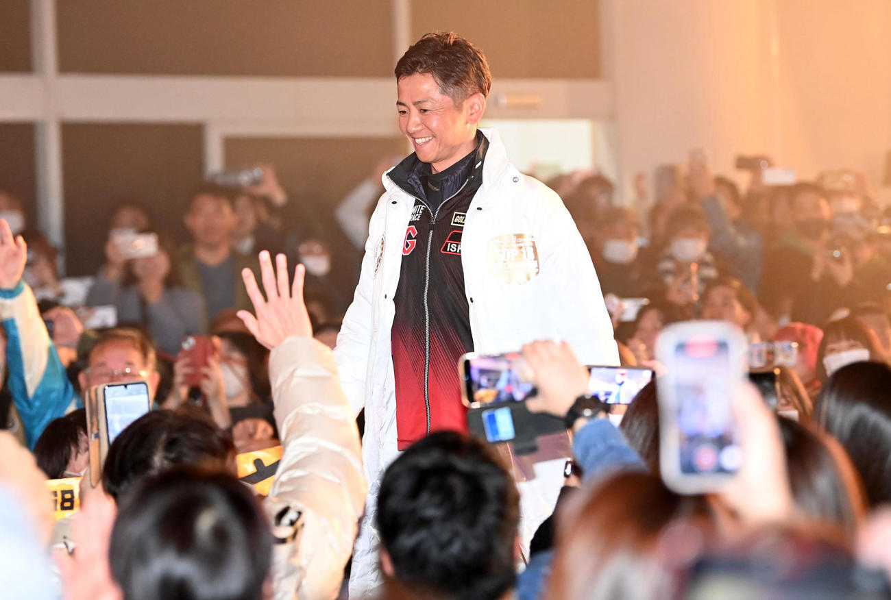 オープニングセレモニーでファンの声援を受け入場する石野貴之（撮影・前岡正明）