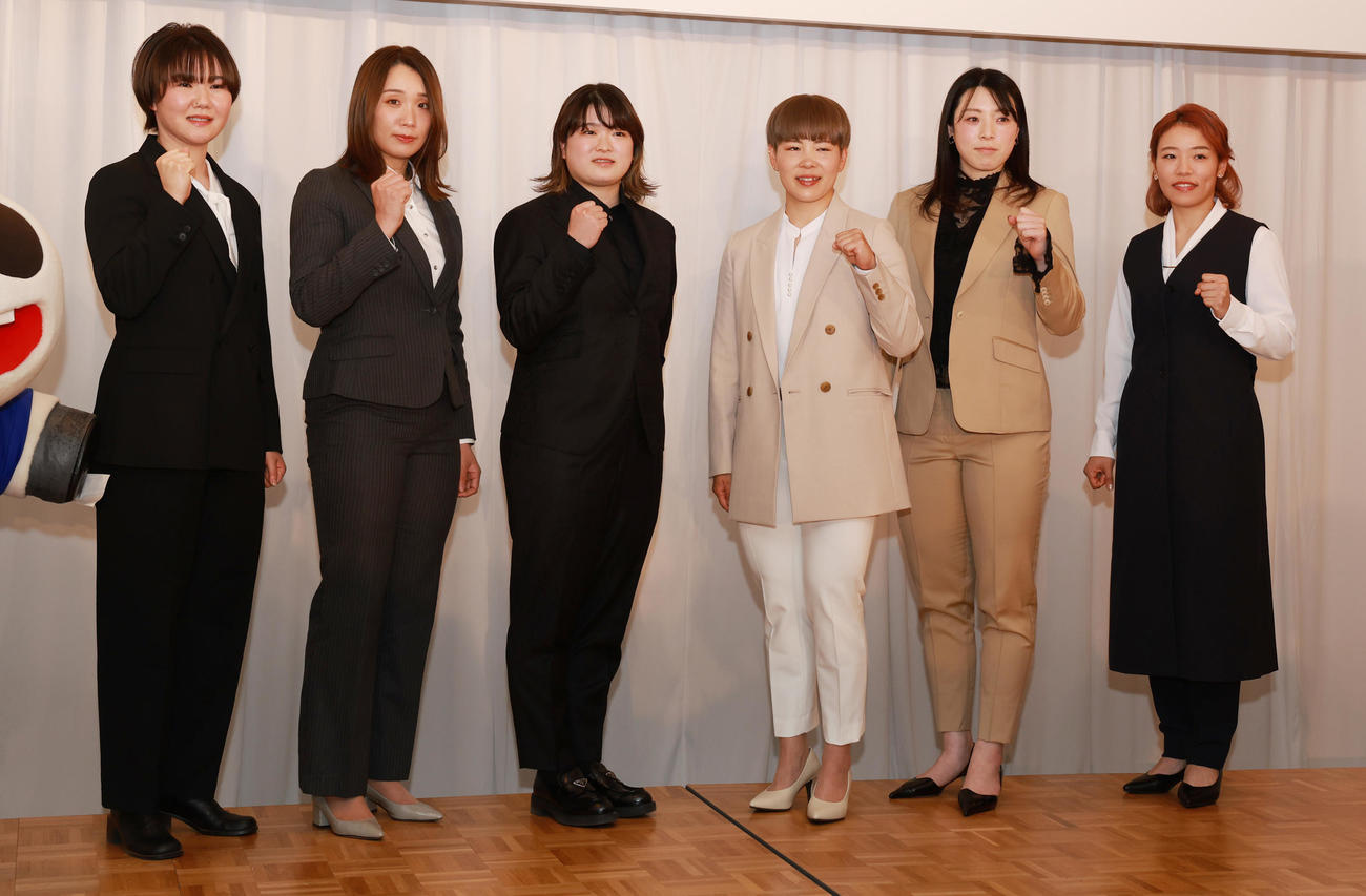 ガールズグランプリ2023の会見を行う、右から車番順に佐藤水菜、児玉碧衣、梅川風子、尾方真生、吉川美穂、坂口楓華（撮影・野上伸悟）